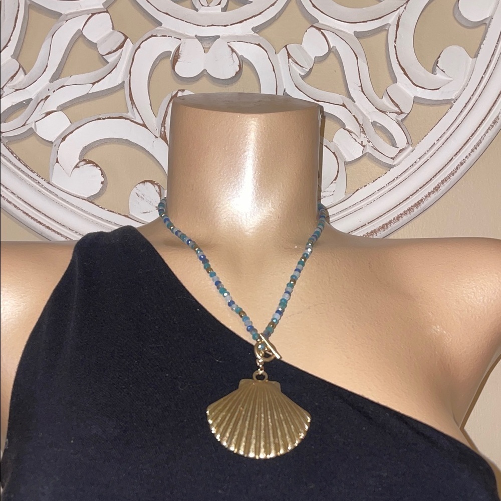 Boutique women’s necklace blue beads Gold seashell pendant toggle short NEW